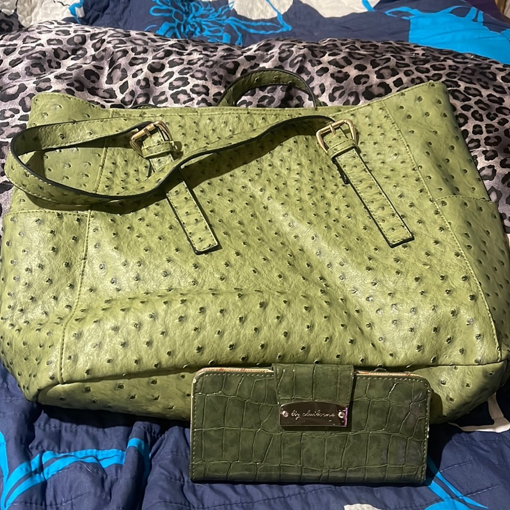Green good conditioner purse. There are good wallets and purse in good shape.